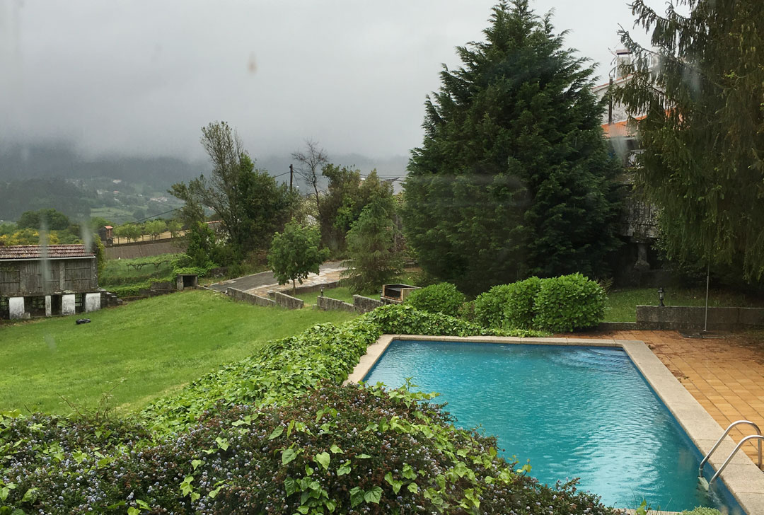 Piscina de La Casa de Don Alfonso (turismo rural Cerdedo) lloviendo