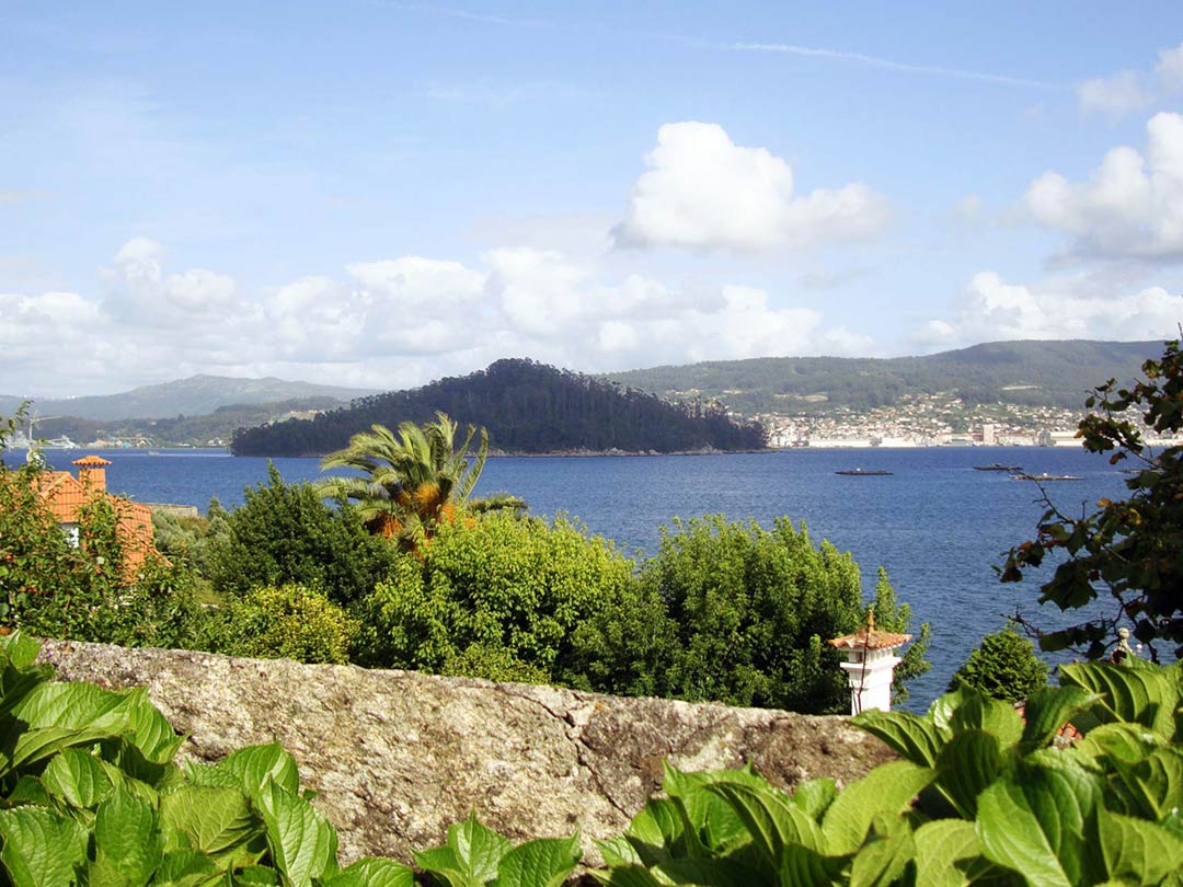 Las Casitas de Samieira con vistas a la Isla de Tambo en la ría de Pontevedra